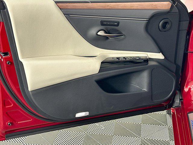 new 2025 Lexus ES 300h car, priced at $50,810