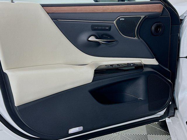 new 2025 Lexus ES 300h car, priced at $56,945