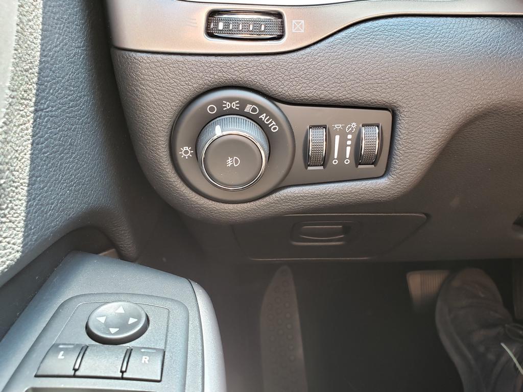 used 2019 Jeep Cherokee car, priced at $15,193