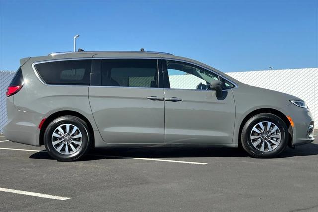 used 2021 Chrysler Pacifica Hybrid car, priced at $23,887