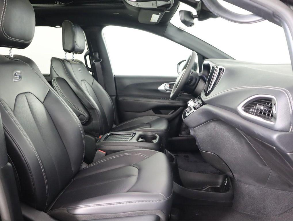 used 2023 Chrysler Pacifica car, priced at $35,998
