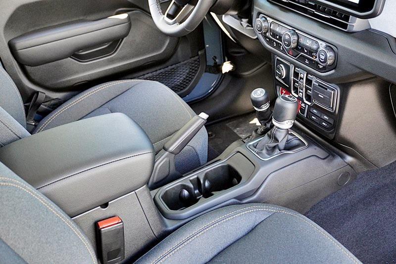 new 2025 Jeep Gladiator car, priced at $46,013