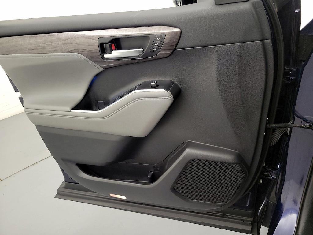 used 2021 Toyota Highlander car, priced at $39,998