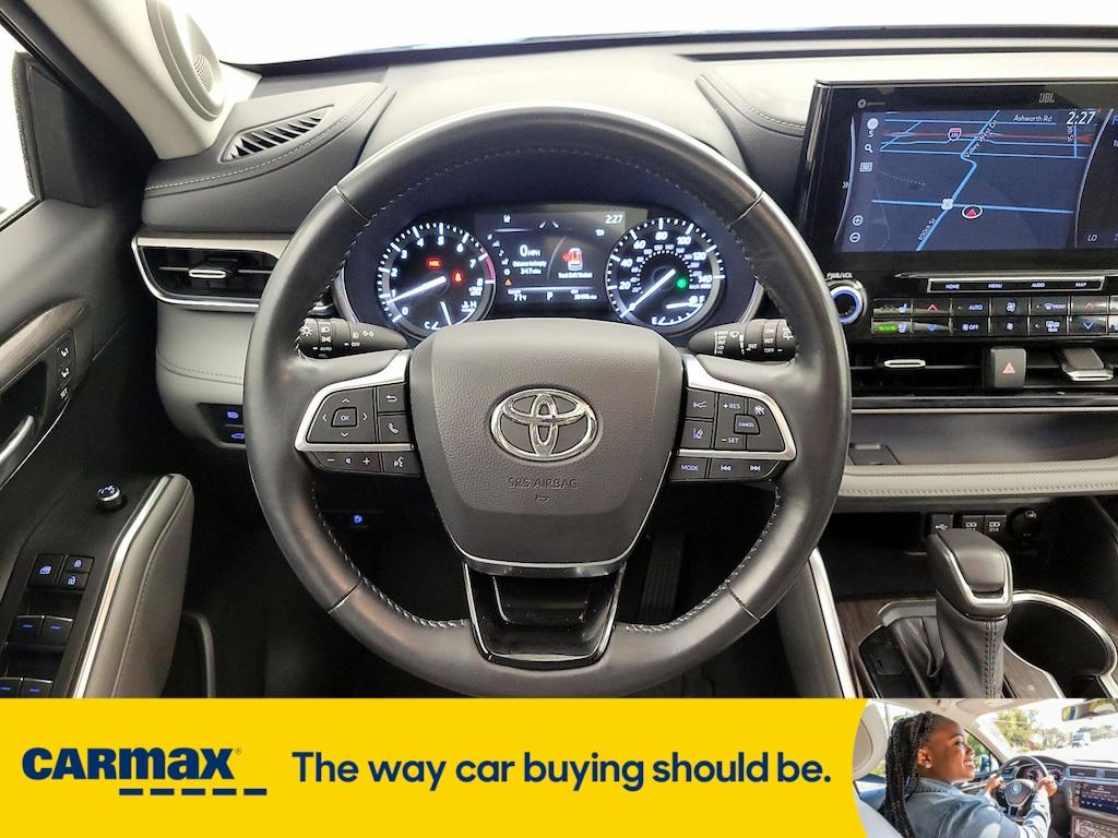 used 2021 Toyota Highlander car, priced at $39,998