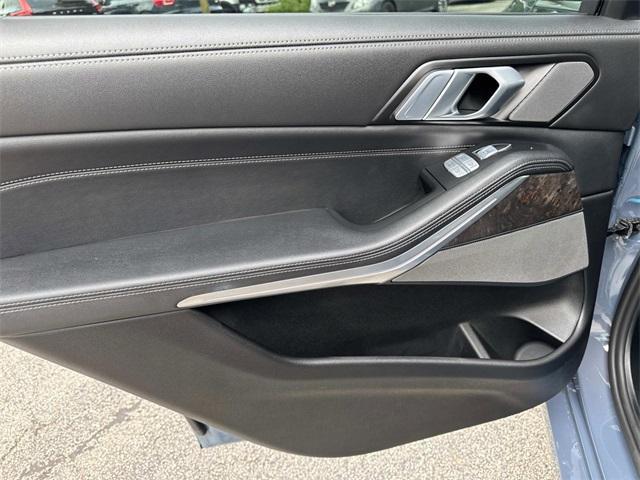 new 2025 BMW X7 car