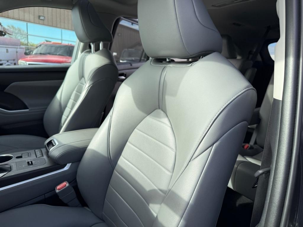 used 2021 Toyota Highlander Hybrid car, priced at $30,981