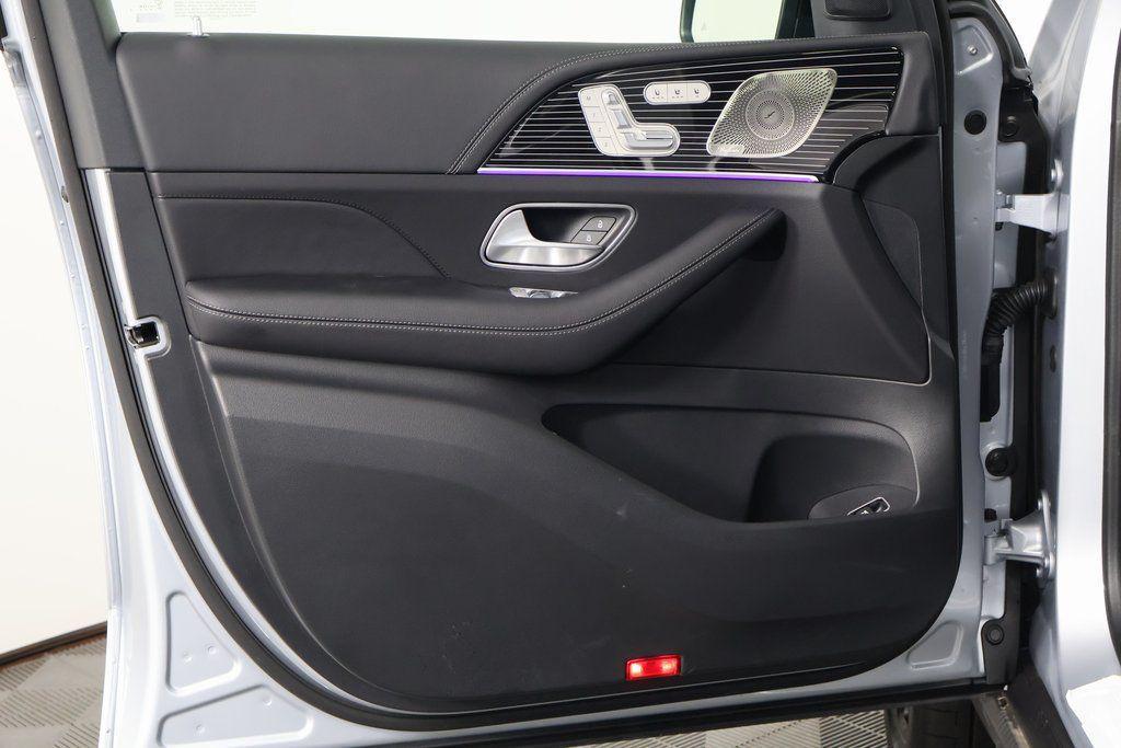 new 2025 Mercedes-Benz GLS 580 car, priced at $124,800