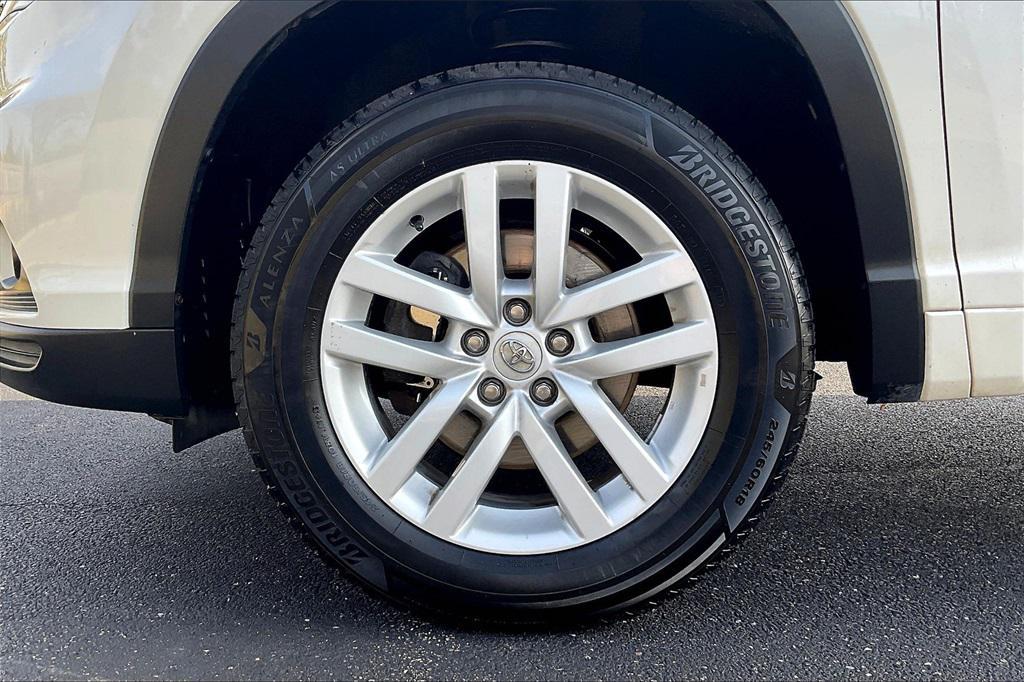 used 2015 Toyota Highlander car, priced at $17,499