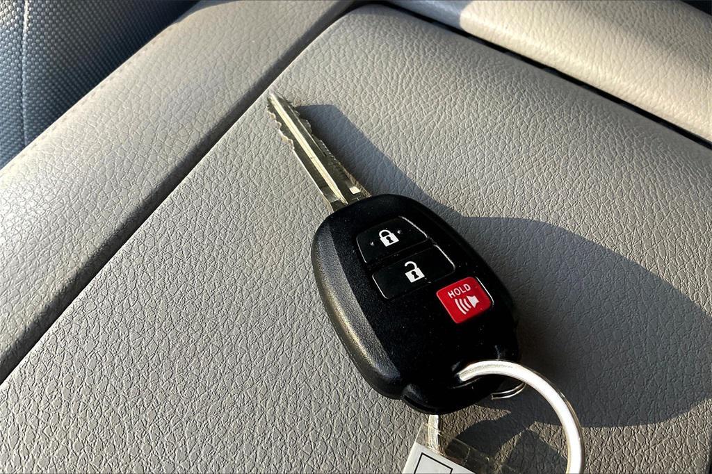 used 2015 Toyota Highlander car, priced at $17,499