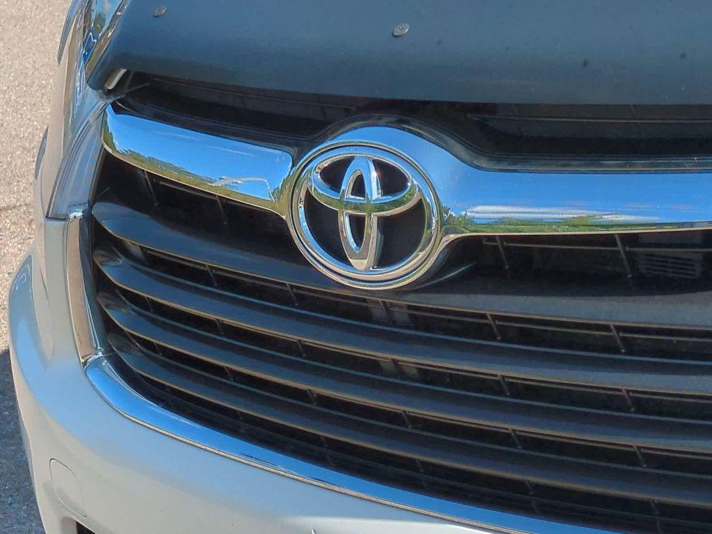 used 2014 Toyota Highlander car, priced at $15,999