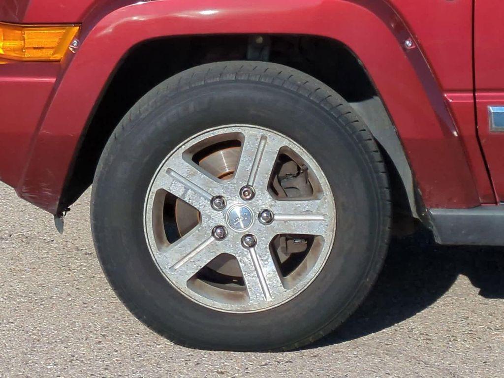 used 2009 Jeep Commander car, priced at $5,550