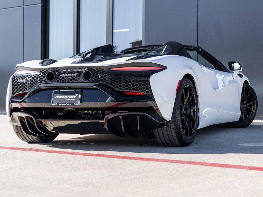 new 2025 McLaren Artura car, priced at $307,308