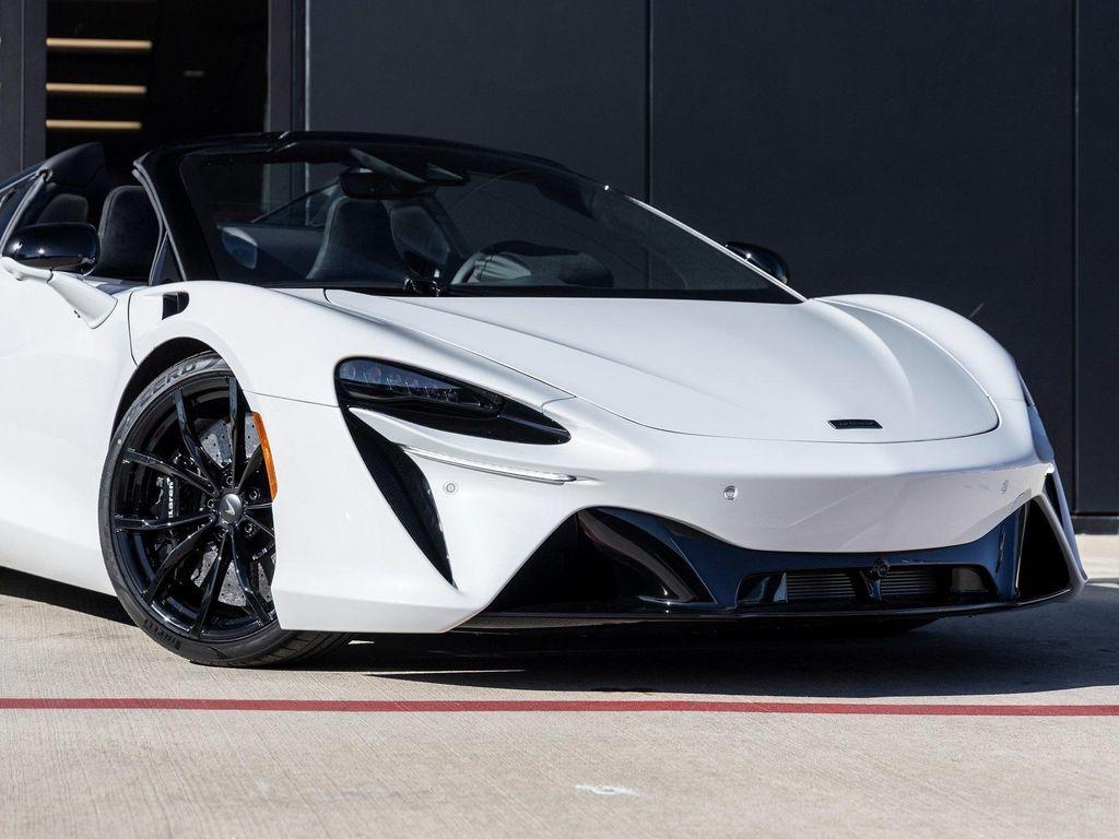 new 2025 McLaren Artura car, priced at $307,308