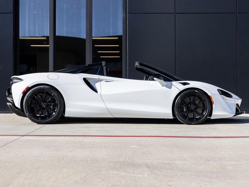 new 2025 McLaren Artura car, priced at $307,308