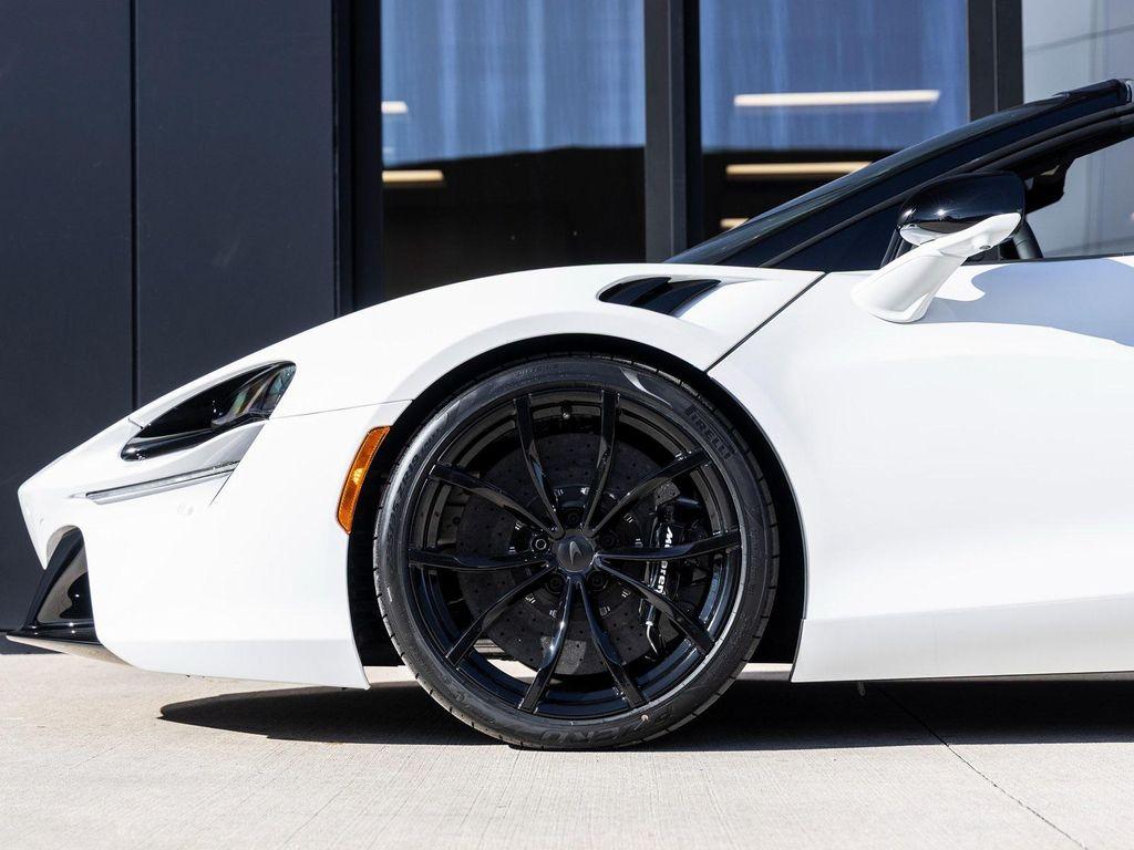 new 2025 McLaren Artura car, priced at $307,308