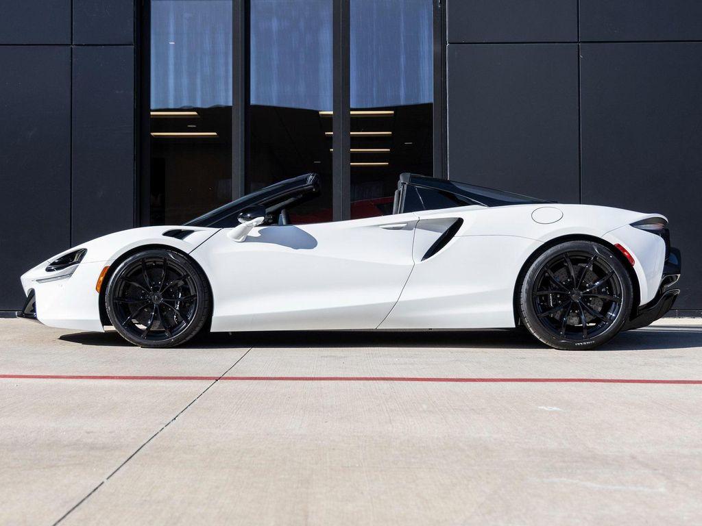 new 2025 McLaren Artura car, priced at $307,308