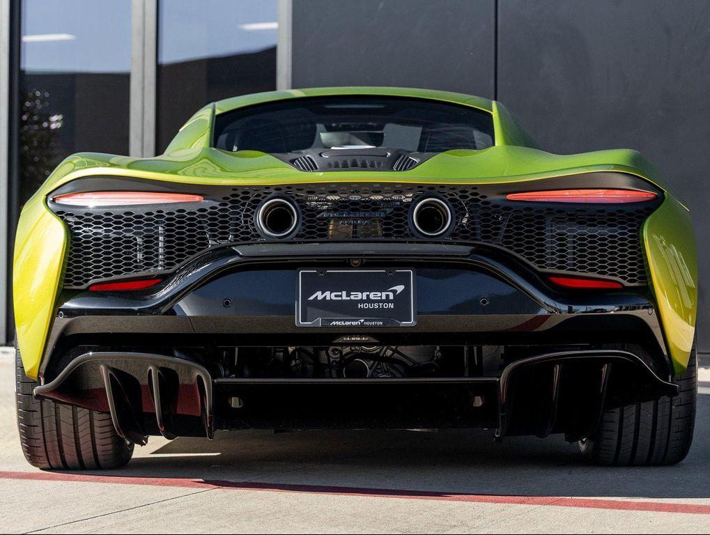 new 2025 McLaren Artura car, priced at $295,908