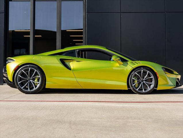 new 2025 McLaren Artura car, priced at $295,908