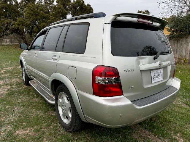 used 2005 Toyota Highlander car, priced at $3,999