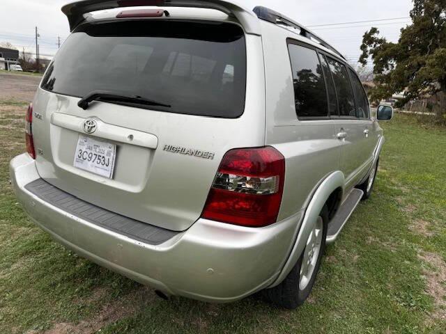 used 2005 Toyota Highlander car, priced at $3,999