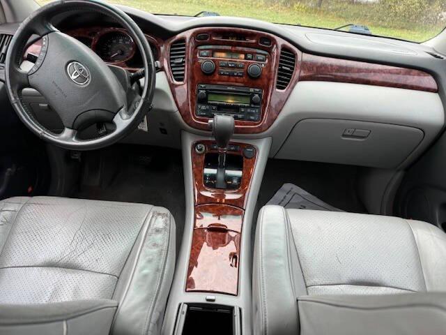 used 2005 Toyota Highlander car, priced at $3,999