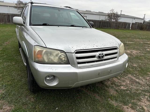 used 2005 Toyota Highlander car, priced at $3,999