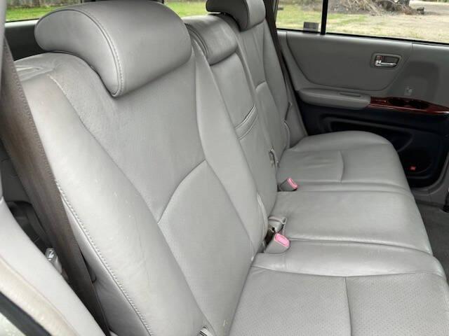 used 2005 Toyota Highlander car, priced at $3,999