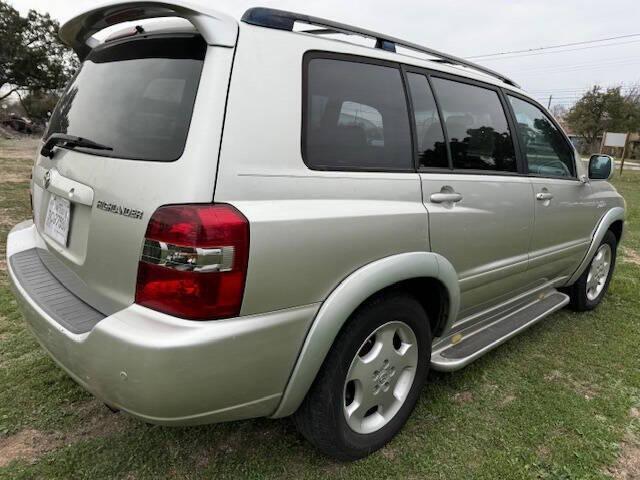 used 2005 Toyota Highlander car, priced at $3,999