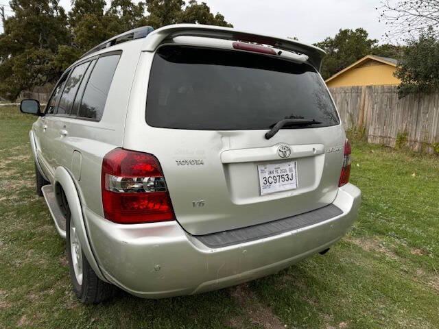 used 2005 Toyota Highlander car, priced at $3,999