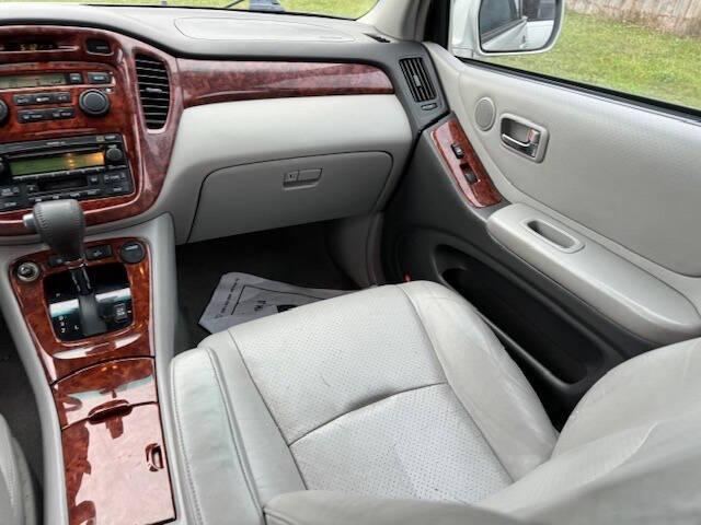 used 2005 Toyota Highlander car, priced at $3,999