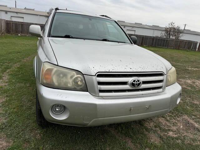 used 2005 Toyota Highlander car, priced at $3,999