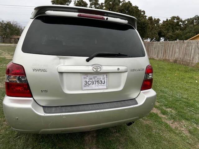 used 2005 Toyota Highlander car, priced at $3,999