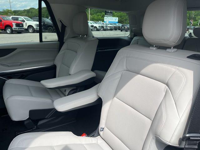 new 2025 Lincoln Navigator car, priced at $104,215