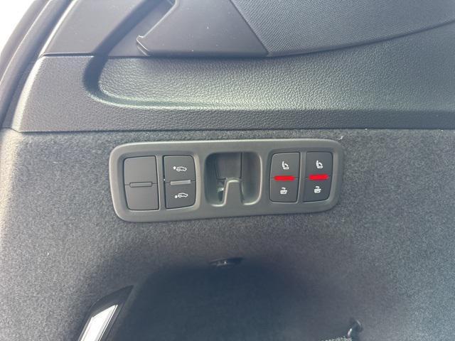 new 2025 Audi Q7 car, priced at $74,580