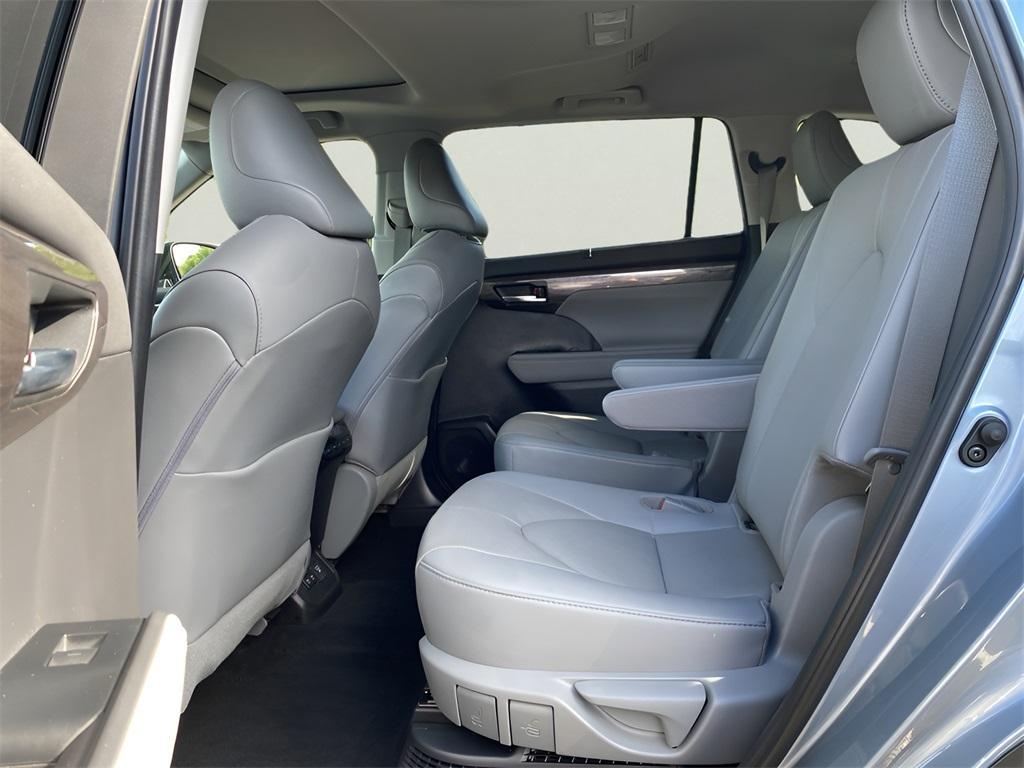 used 2021 Toyota Highlander Hybrid car, priced at $36,891