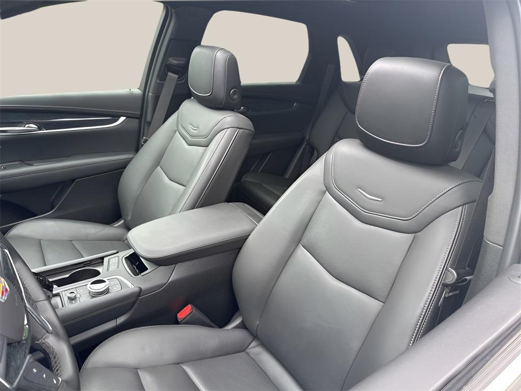 used 2022 Cadillac XT5 car, priced at $37,991