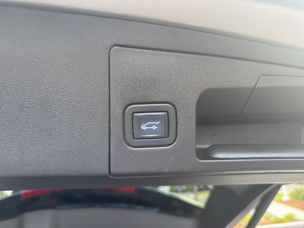 used 2022 Cadillac XT5 car, priced at $39,991