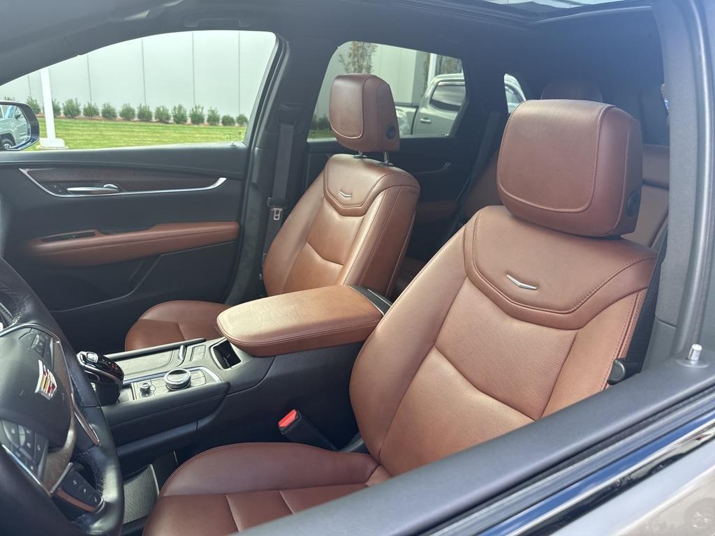 used 2022 Cadillac XT5 car, priced at $39,991