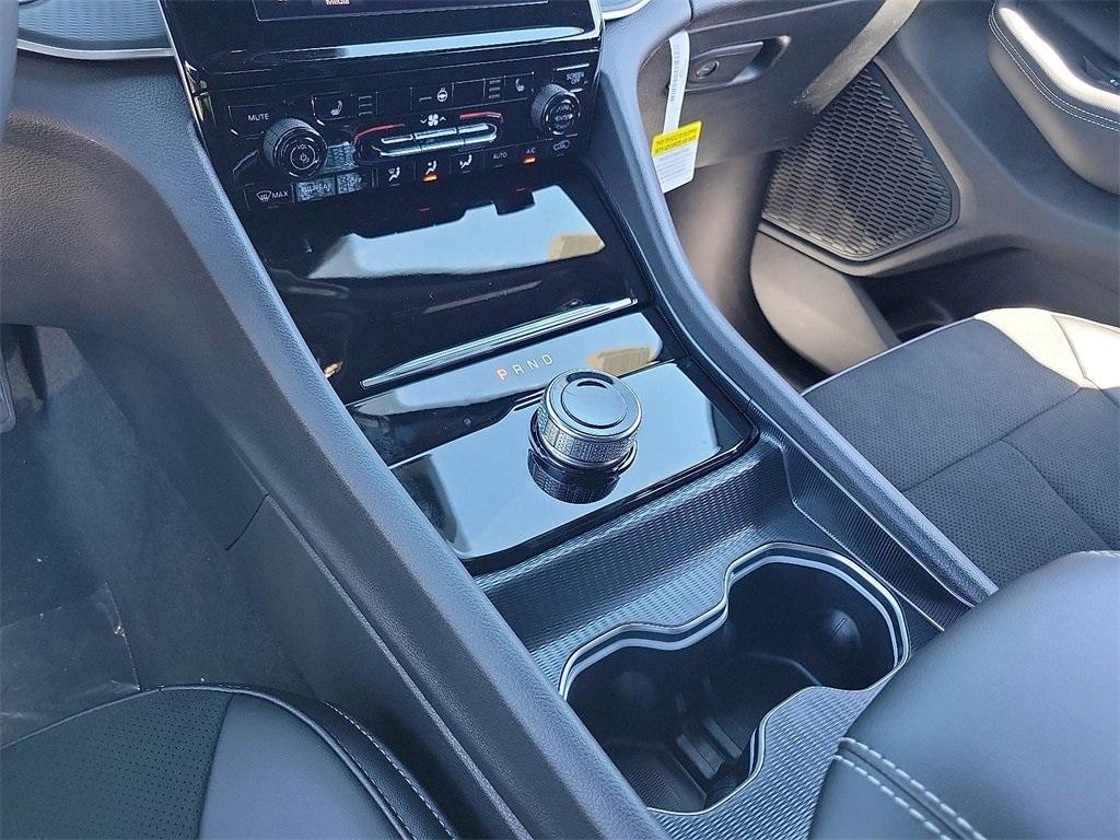 new 2025 Jeep Grand Cherokee car, priced at $40,731