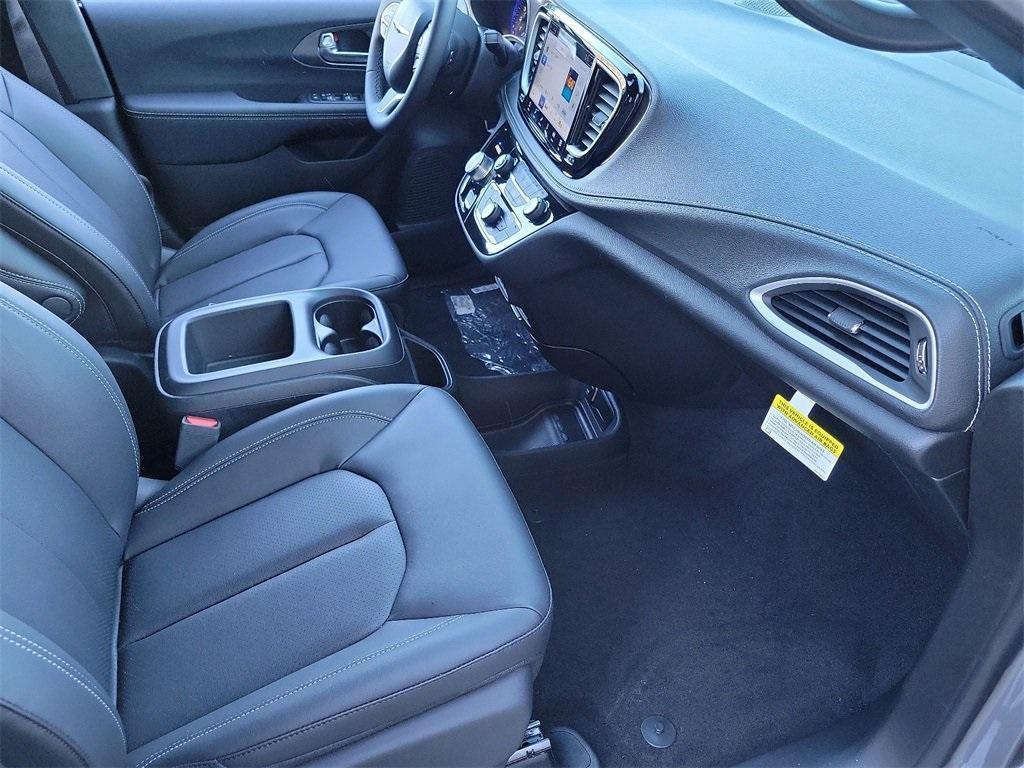 new 2025 Chrysler Pacifica car, priced at $40,420