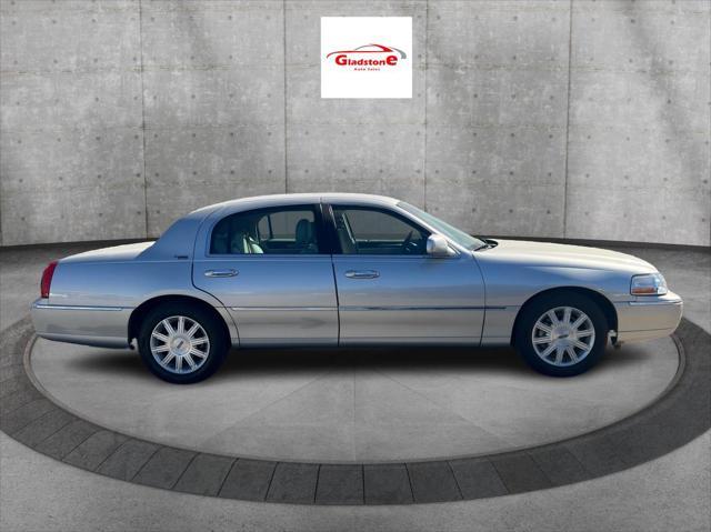 used 2009 Lincoln Town Car car, priced at $15,995