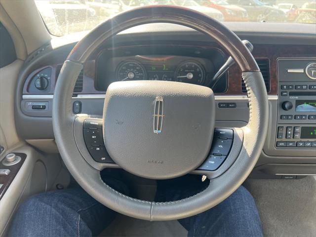 used 2009 Lincoln Town Car car, priced at $15,995