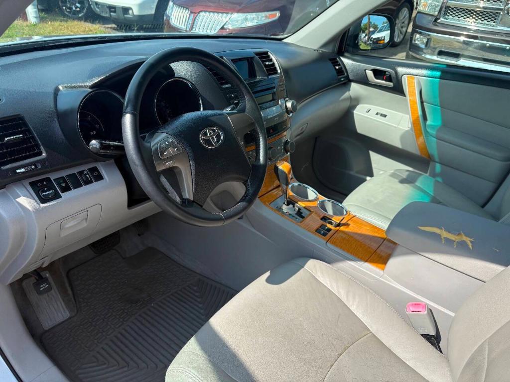 used 2009 Toyota Highlander Hybrid car, priced at $5,488
