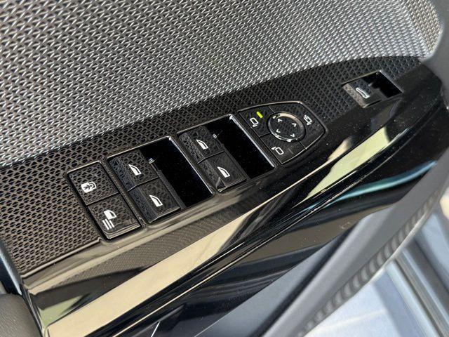 new 2025 BMW 760 car, priced at $132,255