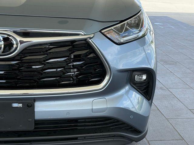 used 2023 Toyota Highlander car, priced at $41,900
