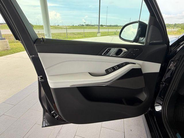 new 2026 BMW X7 car, priced at $98,055