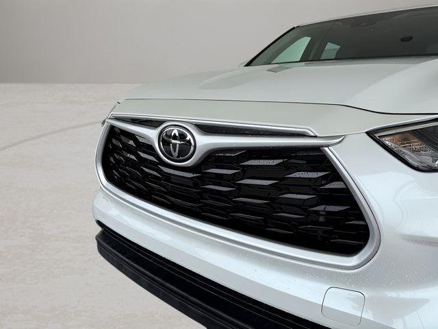 used 2023 Toyota Highlander car, priced at $33,500