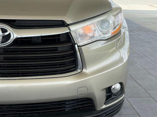 used 2014 Toyota Highlander car, priced at $17,200