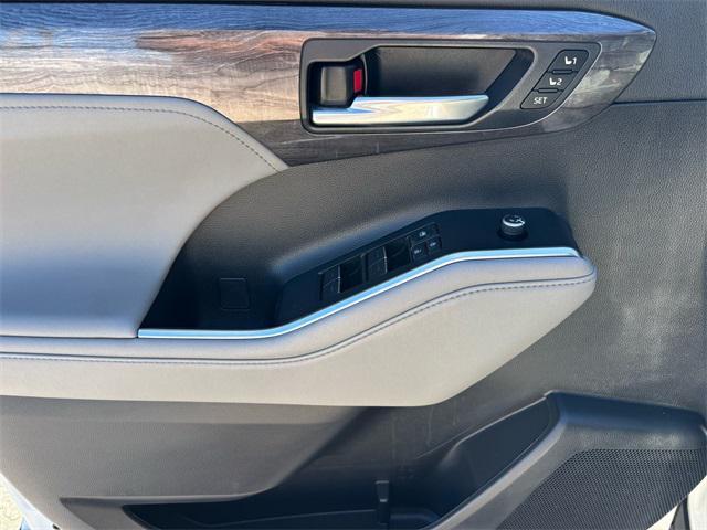 used 2022 Toyota Highlander car, priced at $32,391