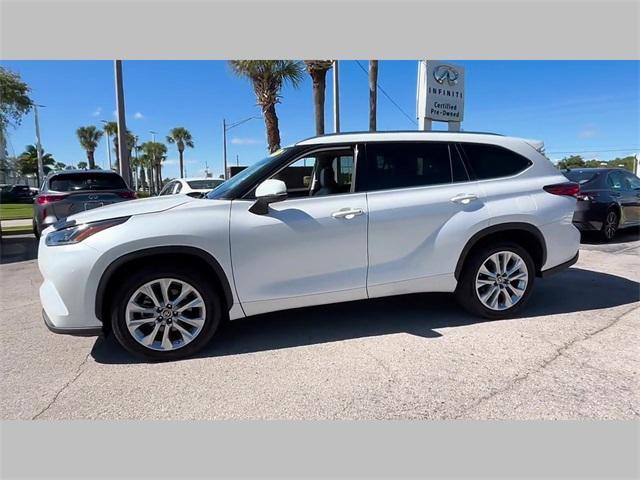 used 2022 Toyota Highlander car, priced at $32,391